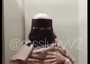 Ukhti Jilbab Lebar Masturbasi di Smoothness