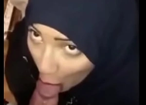 شرموطة عربية محجبة  قحبة ترضع  الزب ناار تابعونا علي xxaraby porno