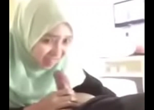 Hijab skandal tante fastening 1